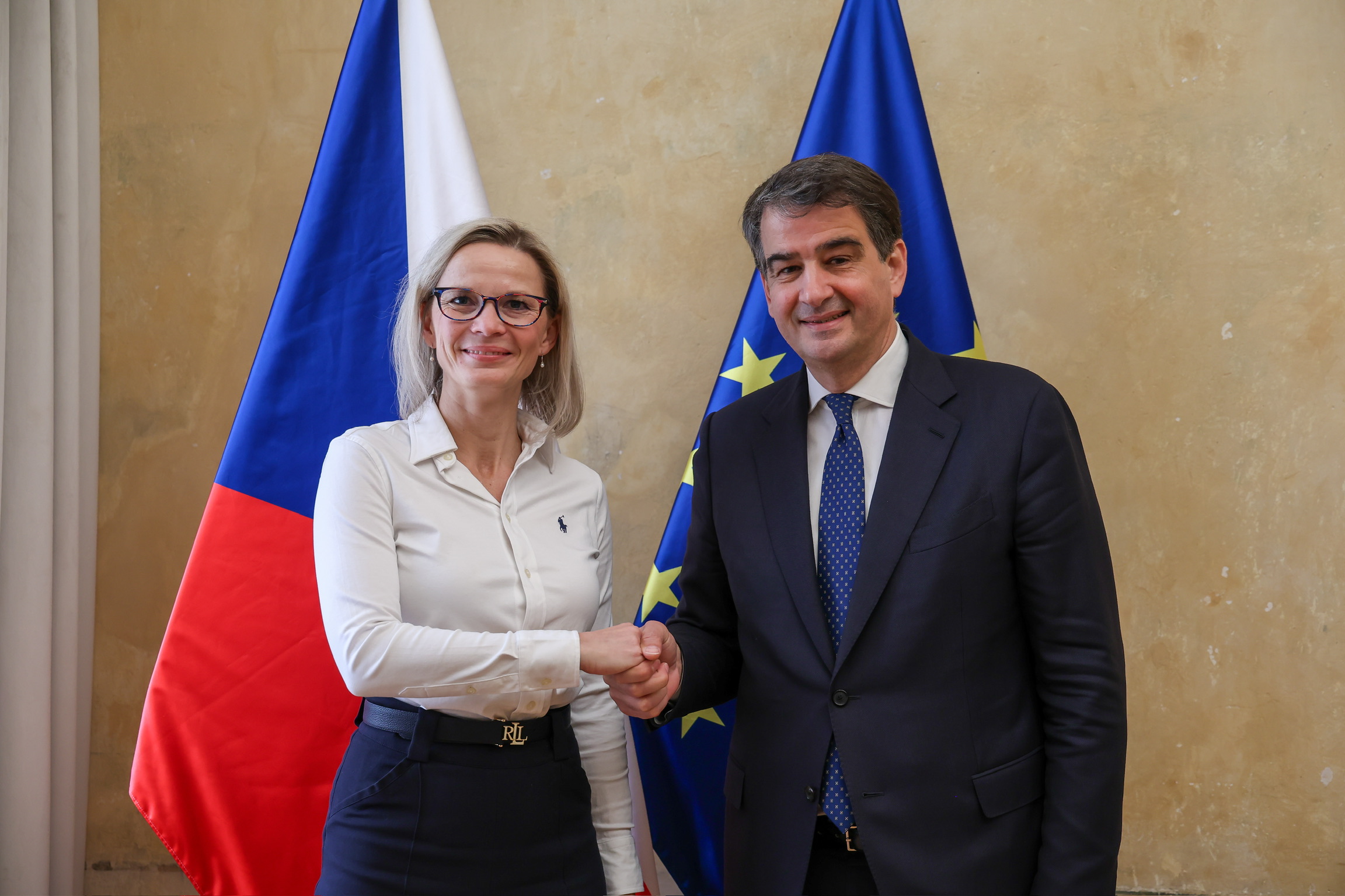 Jak nejlépe využít evropské peníze po roce 2027? Ministryně pro místní rozvoj Zuzana Mrázová probrala s Raffaelem Fittem priority pro české regiony 