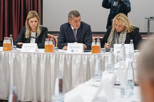 Klára Dostálová jednala se starosty Plzeňského kraje a slavnostně otevřela Domov Radost pro osoby s 