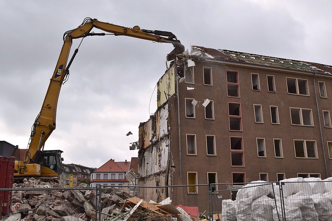 Na demolice zchátralých budov poskytneme obcím 117 milionů korun