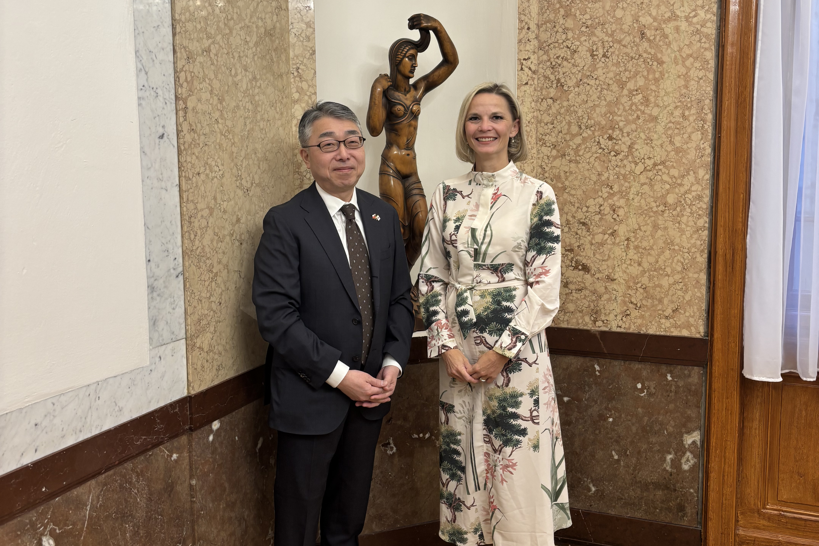 Ministryně Zuzana Mrázová jednala s japonským velvyslancem o investicích, cestovním ruchu i urychlen