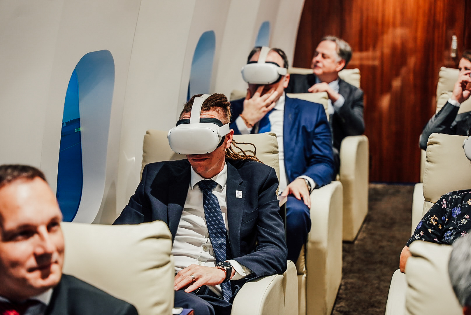 Ministr si vyzkoušel simulovaný let, který pomocí technologie 360° videa zprostředkovává virtuální aerolinka First Airlines. 