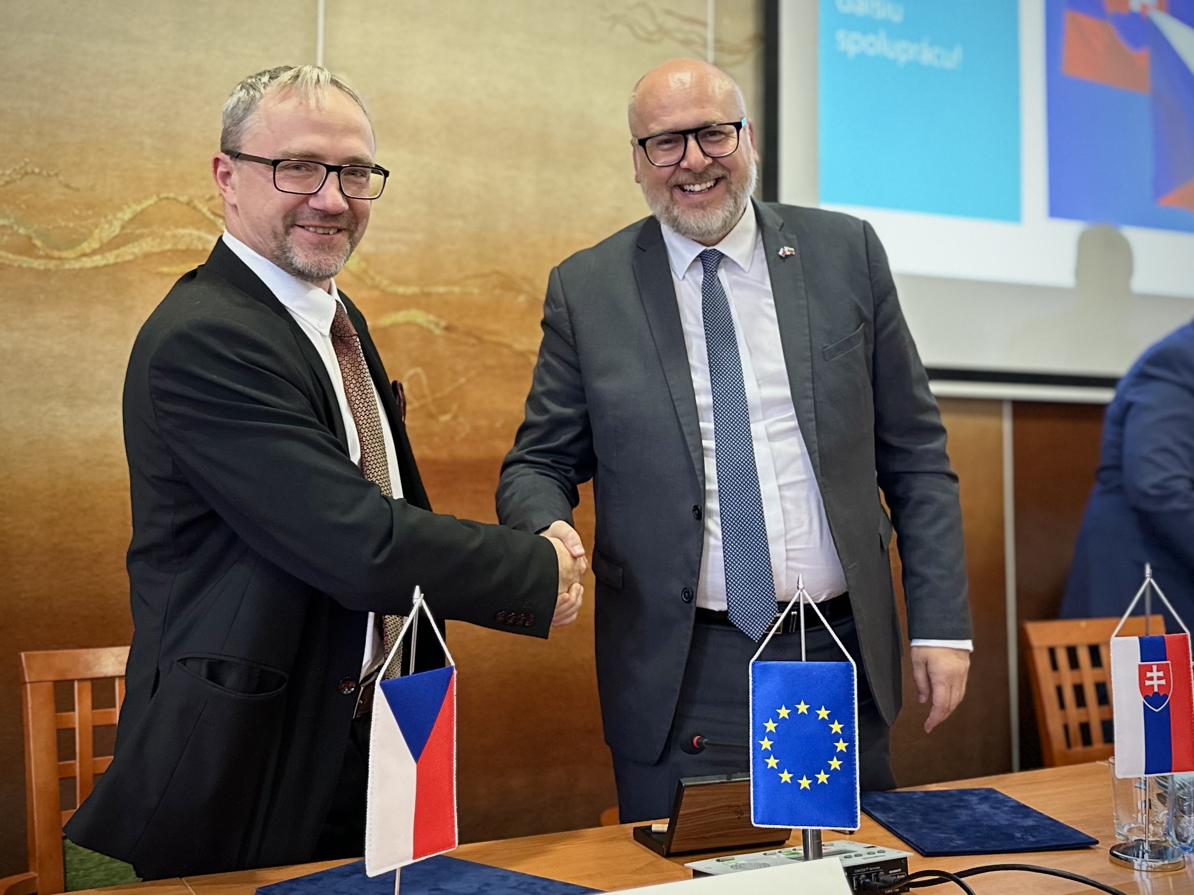 Nové pracovní skupiny, společná cvičení záchranářů nebo volný průjezd sanitek. V Čadci jednala Česko-slovenská mezivládní komise 