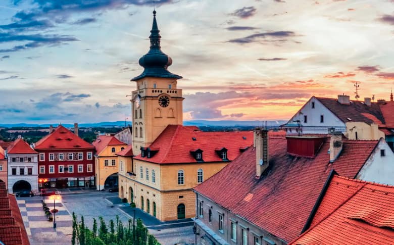 Nad městem zapadá slunce