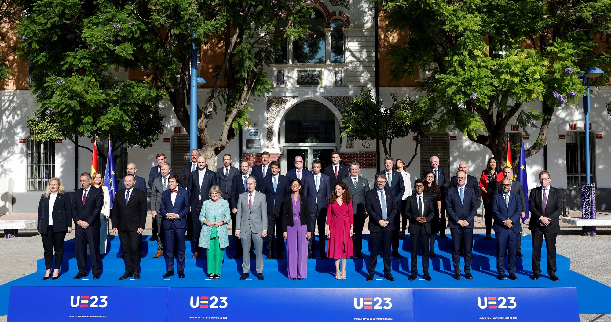 Společná fotografie ministrů zemí EU zodpovědných za politiku soudržnosti